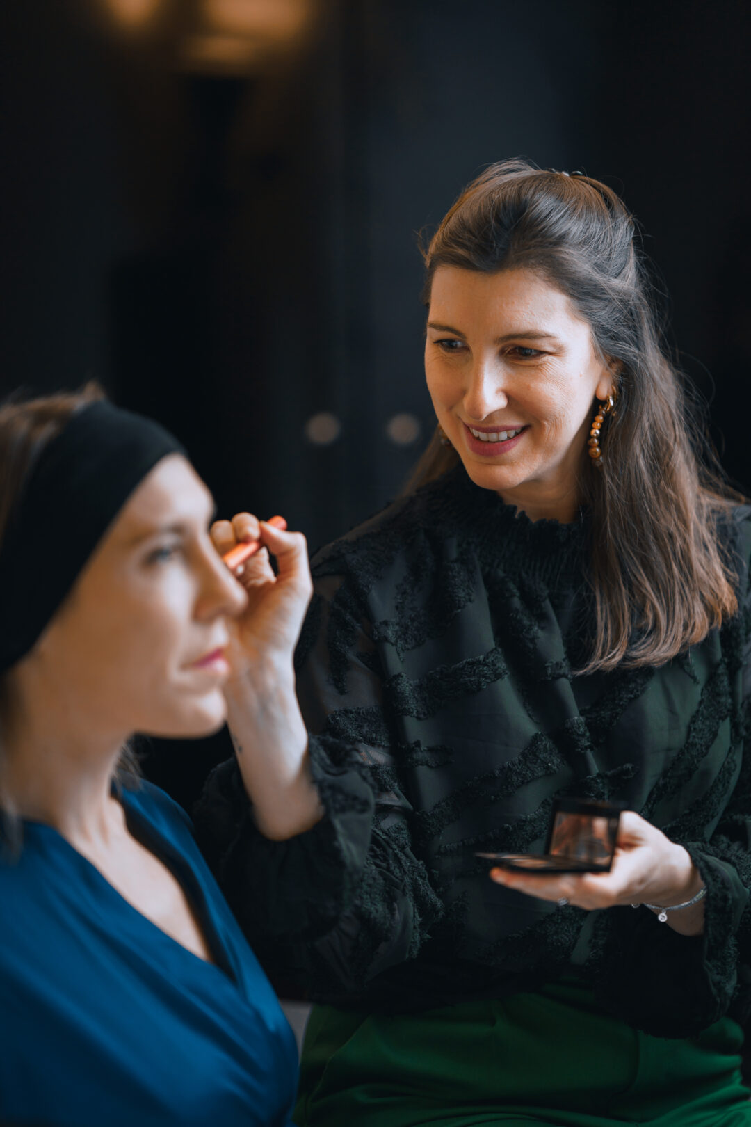 Photographe Marketing Marseille 1 Maquilleuse professionnelle appliquant du maquillage sur une cliente lors d’une séance beauté à Marseille