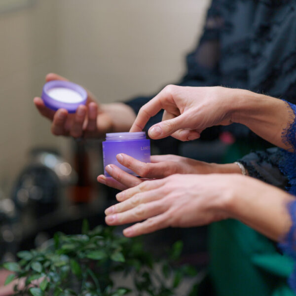 Photographe Marketing - Gros plan sur des mains appliquant une crème de soin dans un cadre élégant, idéal pour une campagne marketing cosmétique à Marseille.