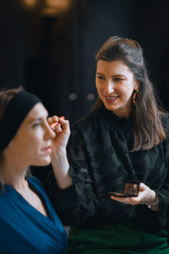Tarifs 14 Maquilleuse professionnelle appliquant du maquillage sur une cliente lors d’une séance beauté à Marseille