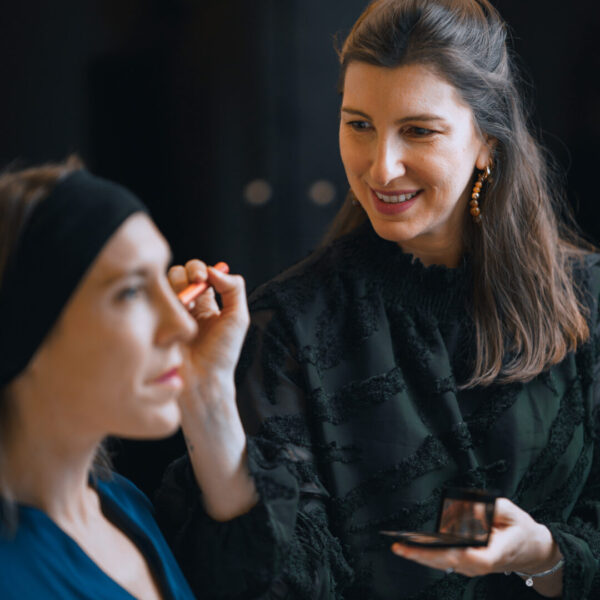 Maquilleuse professionnelle appliquant du maquillage sur une cliente lors d’une séance beauté à Marseille
