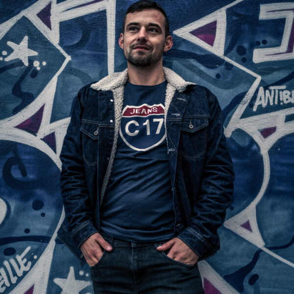 Portrait d’un homme posant devant un mur de street art à Marseille, capturant une esthétique urbaine et moderne.