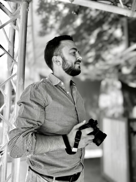 Portrait en noir et blanc de Thomas Pampillonia, photographe à Marseille, tenant son appareil photo.